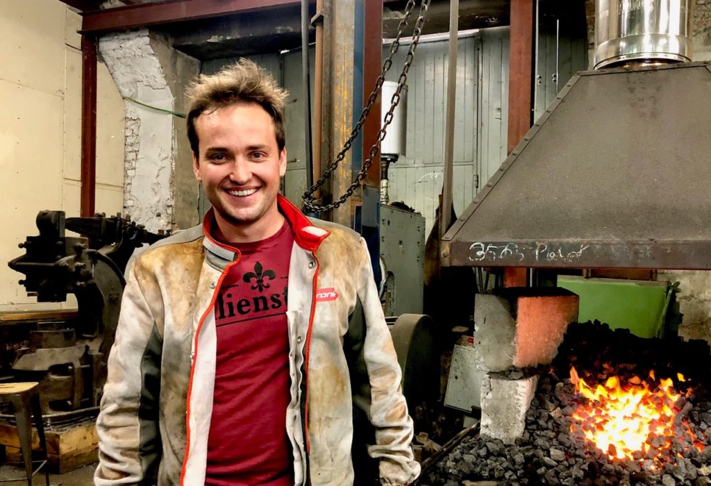 Messerschmied Florian Stockinger geht den Weg des gewissenhaften Arbeitens